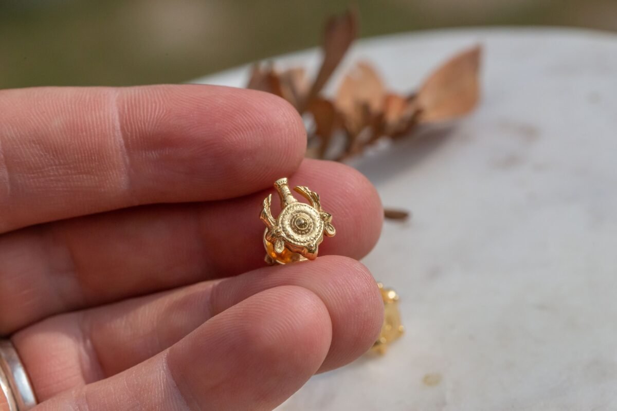 Gold earrings Shankar and Conch Mahaprasad from Mayapur, Radhe Style, Hare Krishna