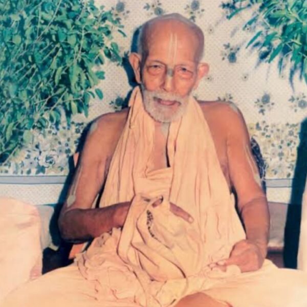 Bhakti flowers seva puja to Srila Bhakti Pramod Puri Maharaj Samadhi (Mayapur)