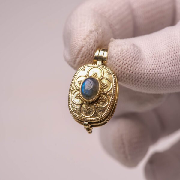 Sacred Nrisimhadev Kavacha Pendant – Panchaloha Protection Amulet with Labradorite Stone